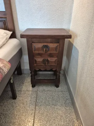 Cabeceros de cama y mesitas de madera maciza
