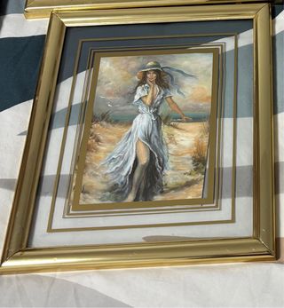 Cuadro mujer playa marco dorado