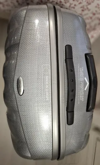 Maleta plateada grande con diseño