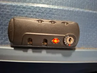 Maleta plateada grande con diseño