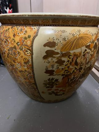 Macetero de cerámica beige y dorado.Vintage .