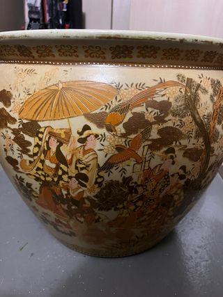 Macetero de cerámica beige y dorado.Vintage .