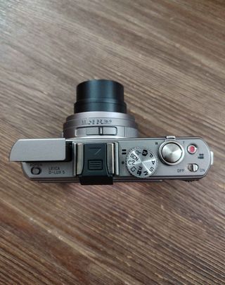 Fotocamera compatta Leica elegante