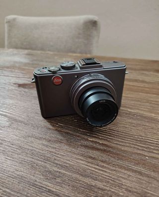 Fotocamera compatta Leica elegante