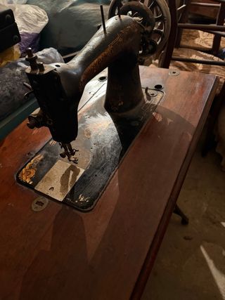 Máquina de coser antigua con mesa de madera