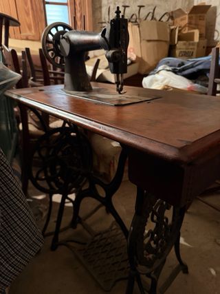 Máquina de coser antigua con mesa de madera