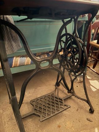 Máquina de coser antigua con mesa de madera