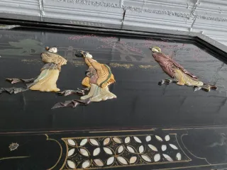 Tavolo da Salotto Nero Orientale con Figure in Cristallo