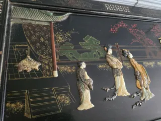 Tavolo da Salotto Nero Orientale con Figure in Cristallo