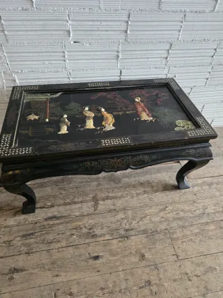 Tavolo da Salotto Nero Orientale con Figure in Cristallo