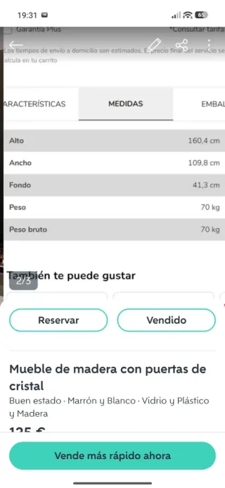 Mueble de madera con puertas de cristal