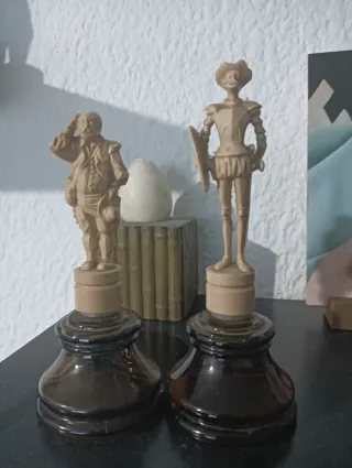 Figuras Quijote y Sancho Panza.en bote colonia