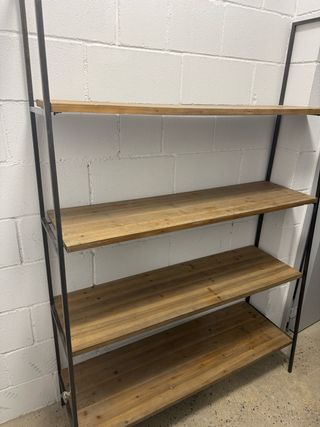 Estantería de madera y metal