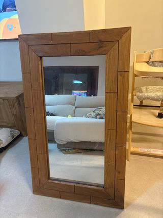 Espejo de madera.