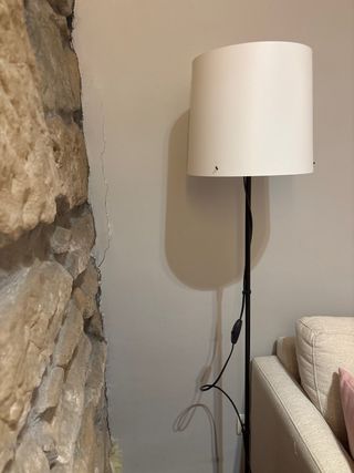 Lámpara de pie Ikea negra y blanca