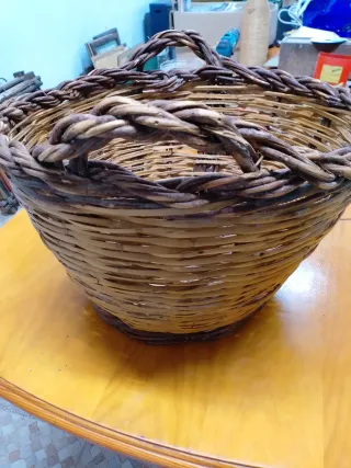 Cesto antiguo de mimbre con asas