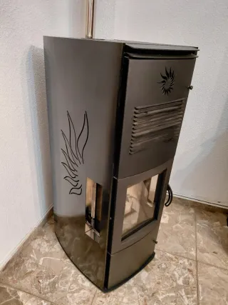 Estufa de pellet negra