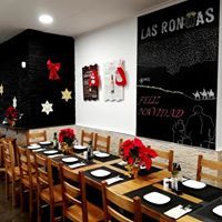 Taburetes altos. Mesas, barricas roble. Sillas bar