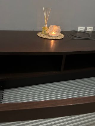 Mueble TV bajo nogal madera y cristal