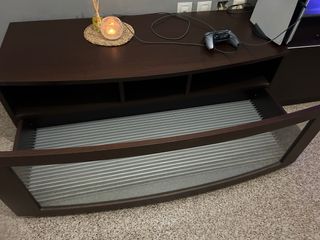 Mueble TV bajo nogal madera y cristal