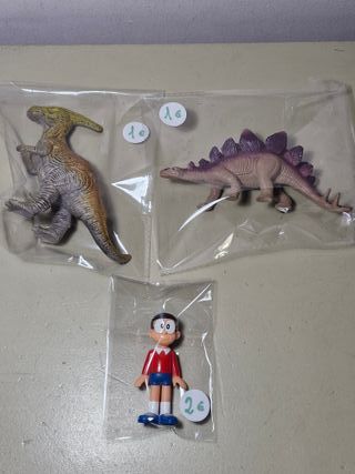 Figuras de dinosaurios y Doraemon