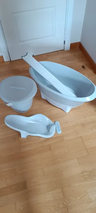 Bañera para bebé con soporte y cubo