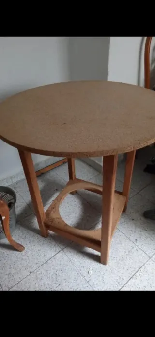 Mesa redonda de corcho y madera