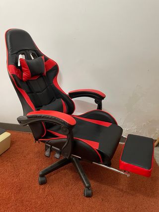 Silla Gaming Negra y Roja con Reposapiés
