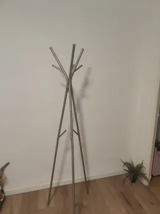 Perchero de pie plateado