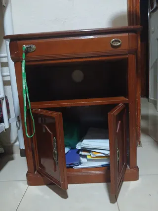 Mueble de madera con cajón y puertas para tele