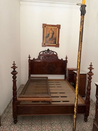 Cama antigua madera maciza cabecero tallado