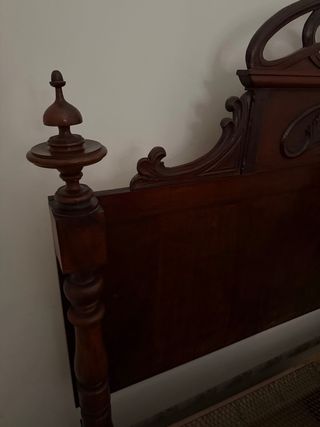 Cama antigua madera maciza cabecero tallado