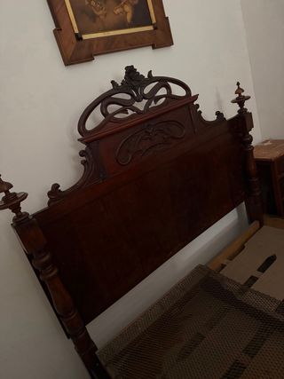 Cama antigua madera maciza cabecero tallado