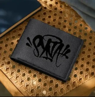 Cartera negra con diseño graffiti