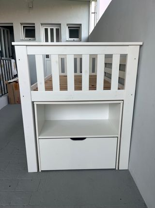 Cama infantil blanca con cajón