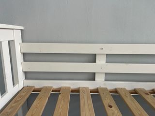 Cama infantil blanca con cajón