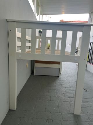 Cama infantil blanca con cajón