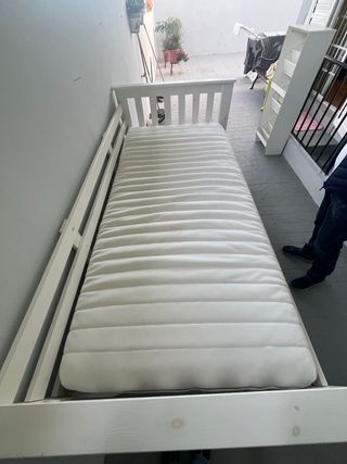 Cama infantil blanca con cajón