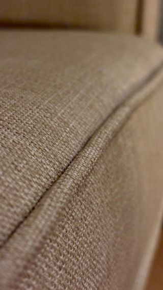 Butaca mecedora beige tela y madera