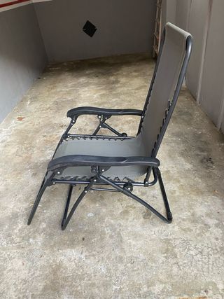 Silla plegable gris y negra