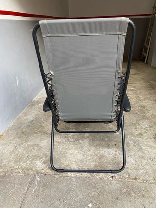 Silla plegable gris y negra