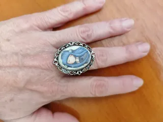 Anillo con diseño de chica anime