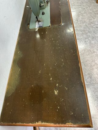 Máquina de coser Alfa antigua con mueble