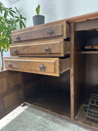 Máquina de coser Alfa antigua con mueble