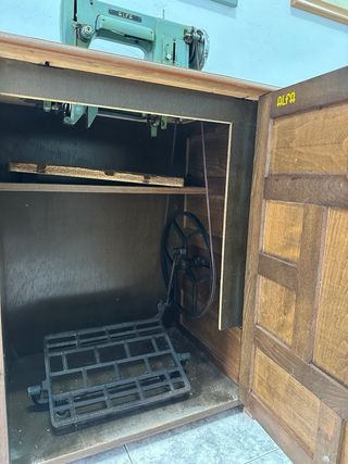 Máquina de coser Alfa antigua con mueble