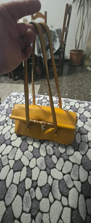 Bolso de mano amarillo con detalle bambú
