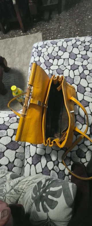 Bolso de mano amarillo con detalle bambú