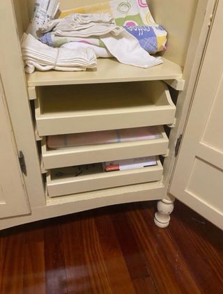 Armario de madera restaurado color beige