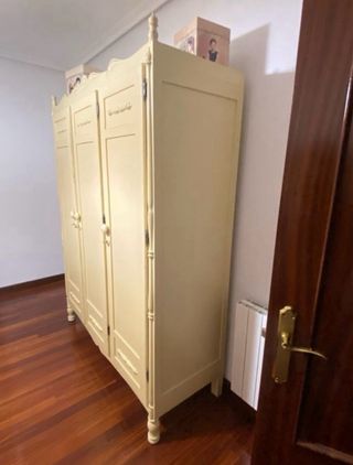 Armario de madera restaurado color beige