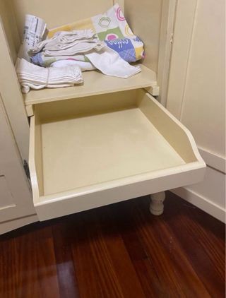 Armario de madera restaurado color beige